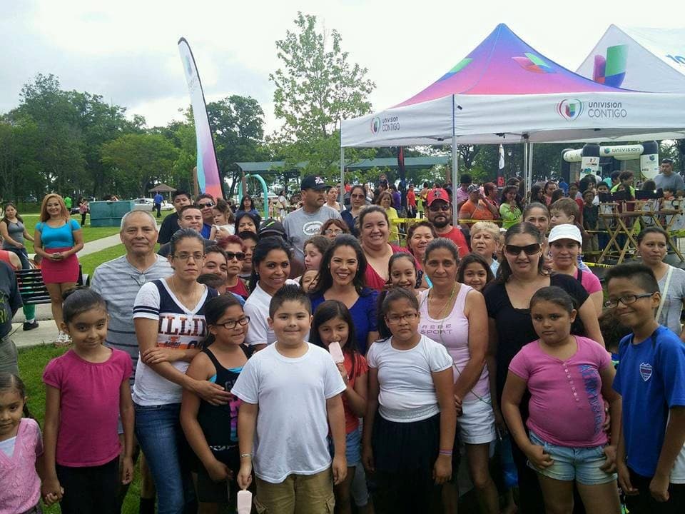 Cientos de personas de Aurora se dieron cita este jueves en Phillips Park para presenciar el noticiero de las 5 de la tarde de Noticias Univision Chicago y también conocer a nuestra presentadora Érika Maldonado y a la meteoróloga Ericka Pino. Aileen Ocaña de la estación Amor también fue parte de la gira "A tu lado, en tu barrio" en donde el cariño de la gente se dejó sentir en todo momento. ¡Gracias a todos los que estuvieron presentes!
