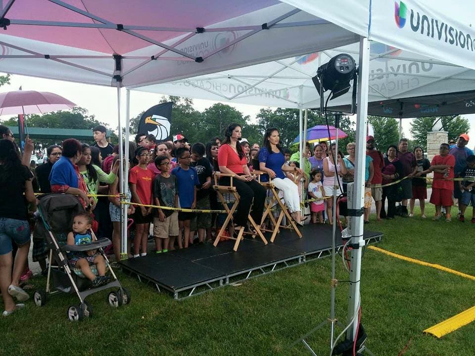 Cientos de personas de Aurora se dieron cita este jueves en Phillips Park para presenciar el noticiero de las 5 de la tarde de Noticias Univision Chicago y también conocer a nuestra presentadora Érika Maldonado y a la meteoróloga Ericka Pino. Aileen Ocaña de la estación Amor también fue parte de la gira "A tu lado, en tu barrio" en donde el cariño de la gente se dejó sentir en todo momento. ¡Gracias a todos los que estuvieron presentes!