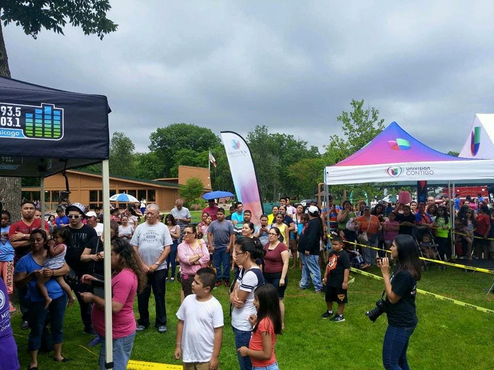 Cientos de personas de Aurora se dieron cita este jueves en Phillips Park para presenciar el noticiero de las 5 de la tarde de Noticias Univision Chicago y también conocer a nuestra presentadora Érika Maldonado y a la meteoróloga Ericka Pino. Aileen Ocaña de la estación Amor también fue parte de la gira "A tu lado, en tu barrio" en donde el cariño de la gente se dejó sentir en todo momento. ¡Gracias a todos los que estuvieron presentes!