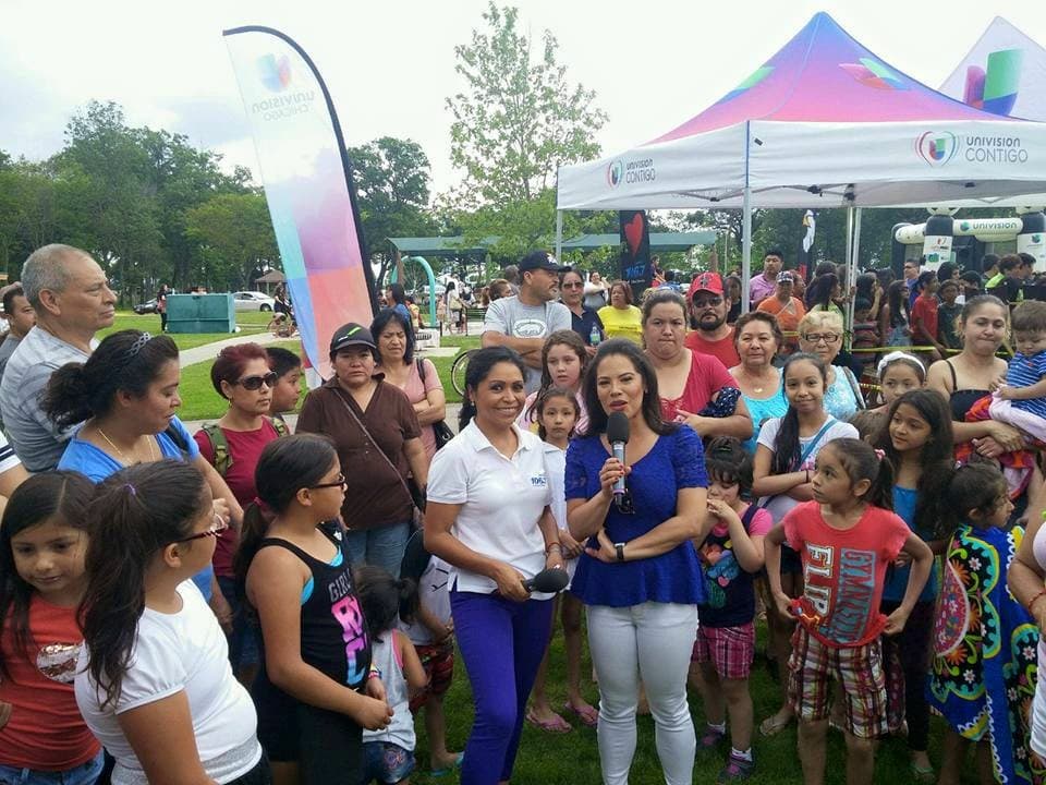 Cientos de personas de Aurora se dieron cita este jueves en Phillips Park para presenciar el noticiero de las 5 de la tarde de Noticias Univision Chicago y también conocer a nuestra presentadora Érika Maldonado y a la meteoróloga Ericka Pino. Aileen Ocaña de la estación Amor también fue parte de la gira "A tu lado, en tu barrio" en donde el cariño de la gente se dejó sentir en todo momento. ¡Gracias a todos los que estuvieron presentes!