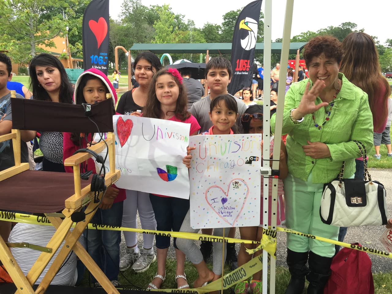 Cientos de personas de Aurora se dieron cita este jueves en Phillips Park para presenciar el noticiero de las 5 de la tarde de Noticias Univision Chicago y también conocer a nuestra presentadora Érika Maldonado y a la meteoróloga Ericka Pino. Aileen Ocaña de la estación Amor también fue parte de la gira "A tu lado, en tu barrio" en donde el cariño de la gente se dejó sentir en todo momento. ¡Gracias a todos los que estuvieron presentes!