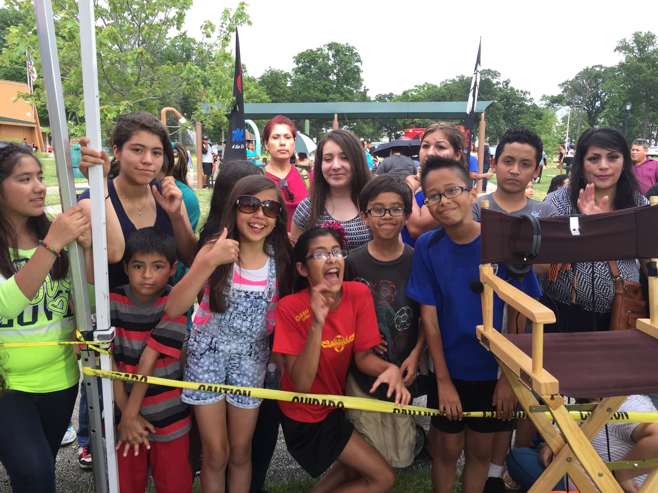 Cientos de personas de Aurora se dieron cita este jueves en Phillips Park para presenciar el noticiero de las 5 de la tarde de Noticias Univision Chicago y también conocer a nuestra presentadora Érika Maldonado y a la meteoróloga Ericka Pino. Aileen Ocaña de la estación Amor también fue parte de la gira "A tu lado, en tu barrio" en donde el cariño de la gente se dejó sentir en todo momento. ¡Gracias a todos los que estuvieron presentes!