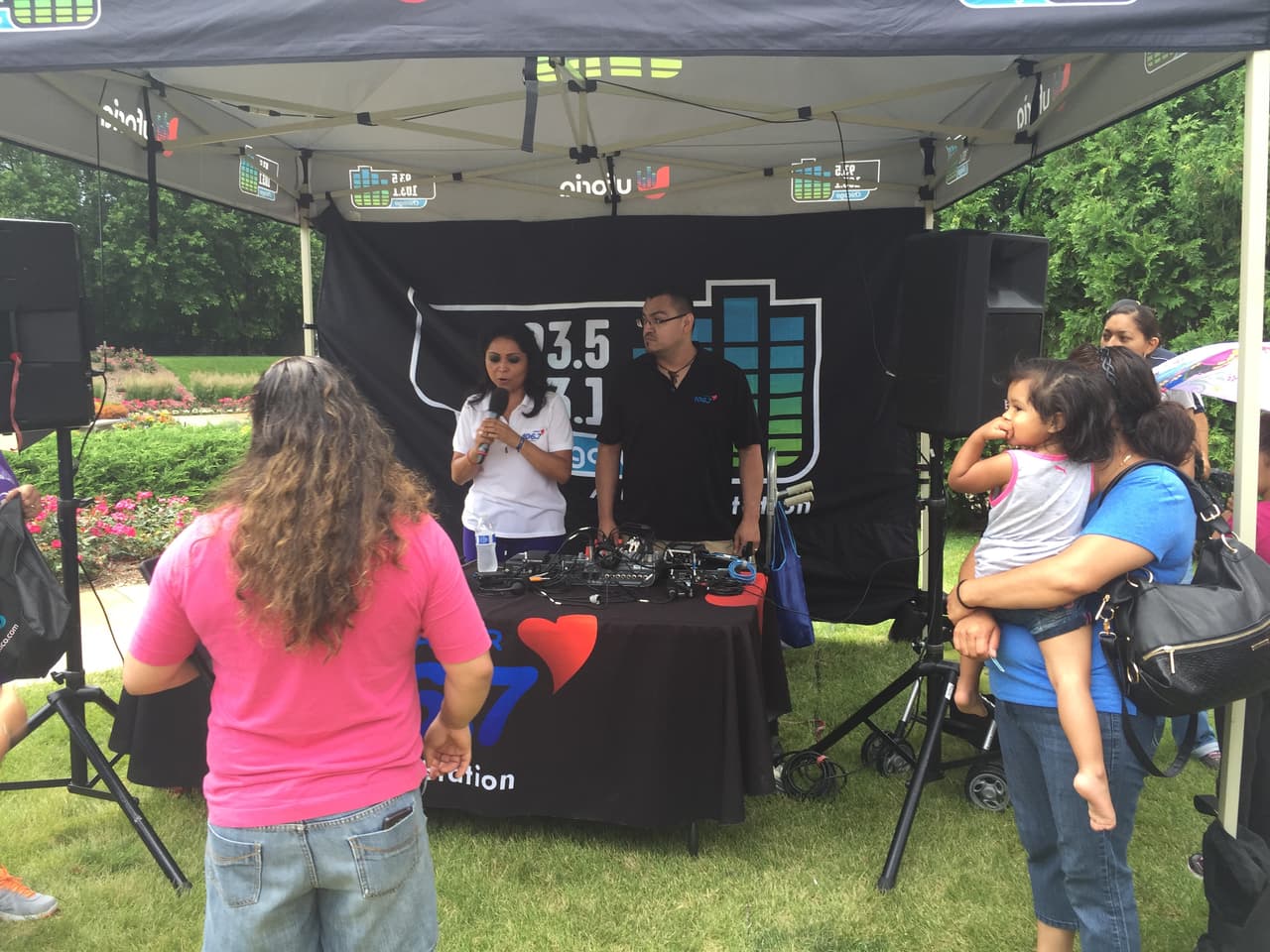 Cientos de personas de Aurora se dieron cita este jueves en Phillips Park para presenciar el noticiero de las 5 de la tarde de Noticias Univision Chicago y también conocer a nuestra presentadora Érika Maldonado y a la meteoróloga Ericka Pino. Aileen Ocaña de la estación Amor también fue parte de la gira "A tu lado, en tu barrio" en donde el cariño de la gente se dejó sentir en todo momento. ¡Gracias a todos los que estuvieron presentes!