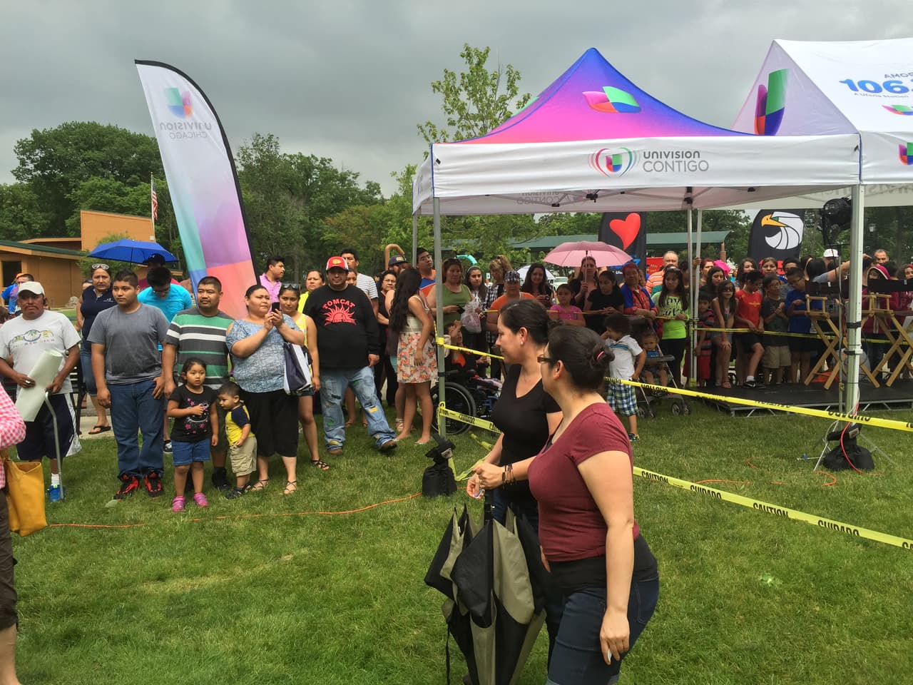 Cientos de personas de Aurora se dieron cita este jueves en Phillips Park para presenciar el noticiero de las 5 de la tarde de Noticias Univision Chicago y también conocer a nuestra presentadora Érika Maldonado y a la meteoróloga Ericka Pino. Aileen Ocaña de la estación Amor también fue parte de la gira "A tu lado, en tu barrio" en donde el cariño de la gente se dejó sentir en todo momento. ¡Gracias a todos los que estuvieron presentes!