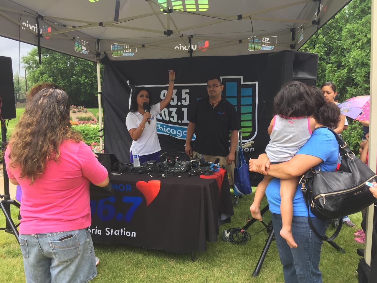 Cientos de personas de Aurora se dieron cita este jueves en Phillips Park para presenciar el noticiero de las 5 de la tarde de Noticias Univision Chicago y también conocer a nuestra presentadora Érika Maldonado y a la meteoróloga Ericka Pino. Aileen Ocaña de la estación Amor también fue parte de la gira "A tu lado, en tu barrio" en donde el cariño de la gente se dejó sentir en todo momento. ¡Gracias a todos los que estuvieron presentes!