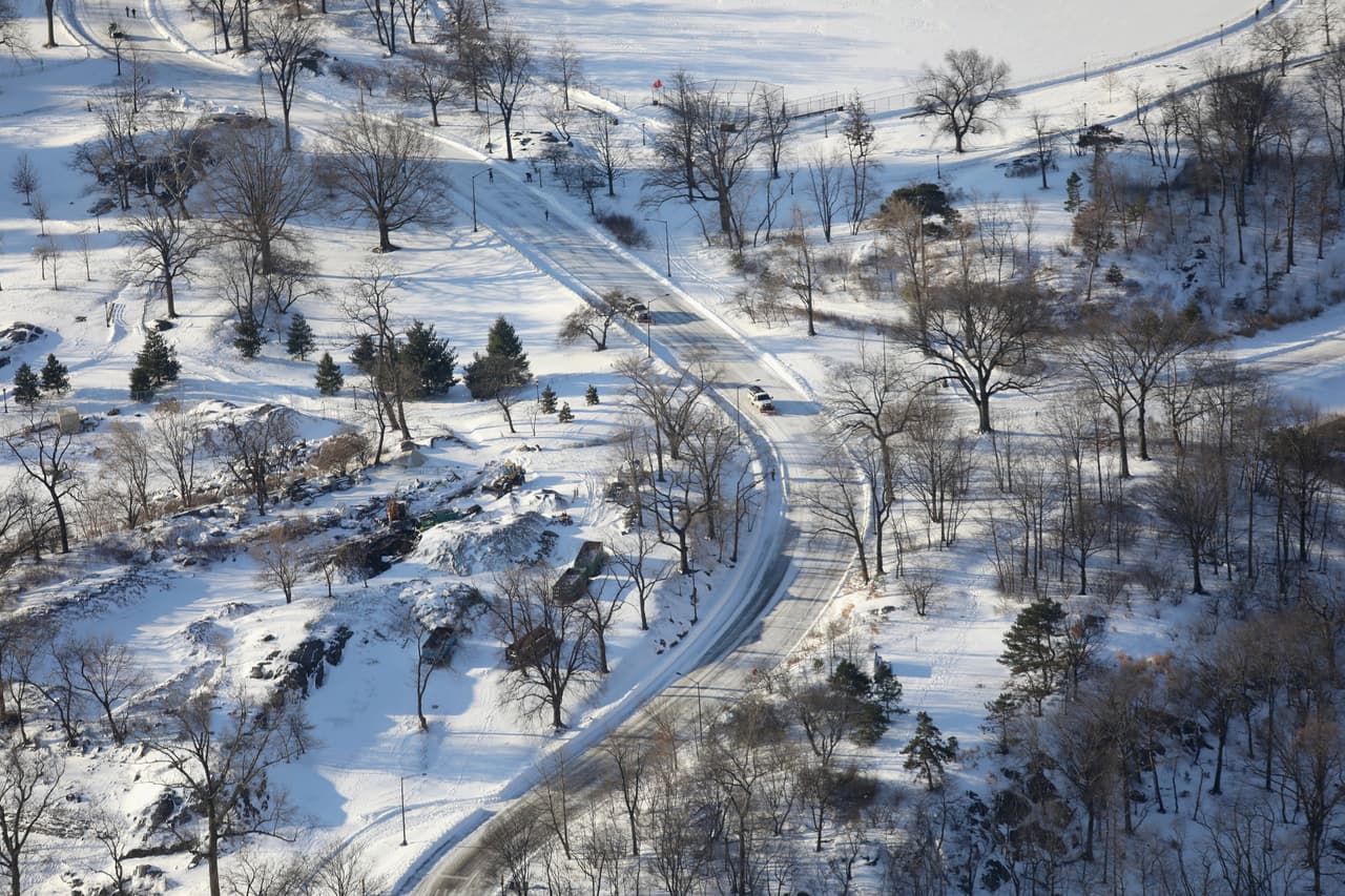 Las palas mecánicas quitan la nieve de las vías dentro del Central Park, en Manhattan, Nueva York.