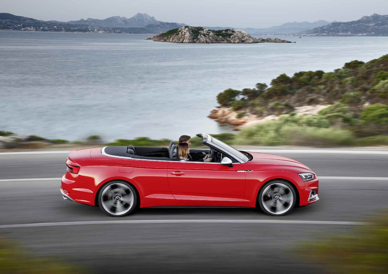 La
<b>capacidad de las plazas traseras</b>
<b>del Audi S5 Cabriolet</b> fue incrementada en 0,7 pulgadas, partiendo de haber extendido la distancia entre ejes en 0,6 pulgadas.
