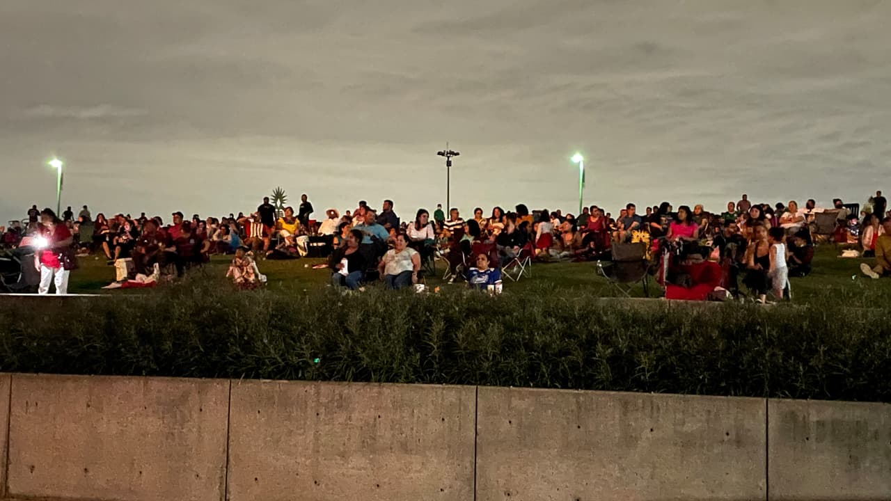 En la parte de atrás del teatro hubo mucha gente que prefirió sentarse en el cesped.