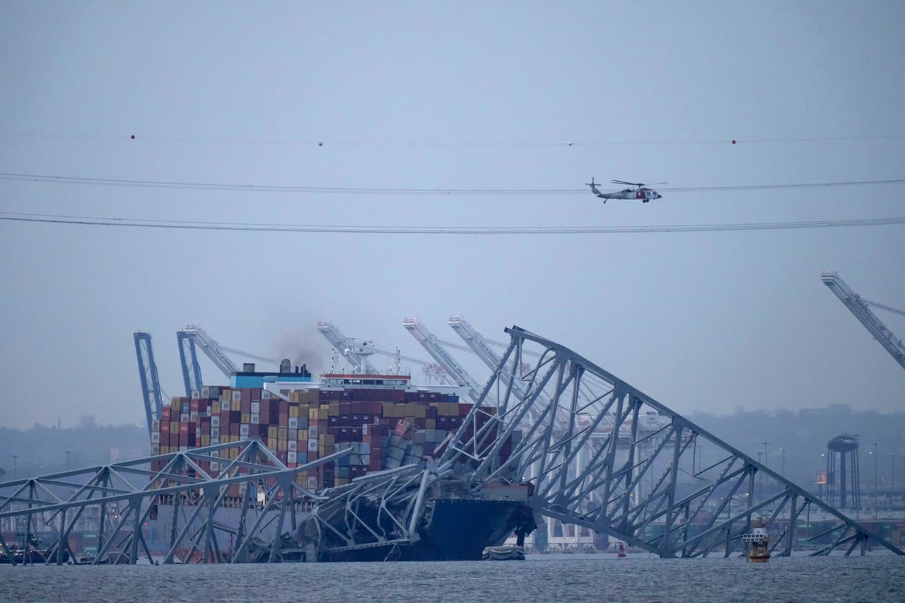Luego, la tarde del martes, llegaba una noticia que nadie quería escuchar: las 
<b><a href="https://www.univision.com/local/washington-dc-wfdc/muertos-trabajadores-desaparecidos-colapso-puente-francis-scott-key" target="_blank">autoridades daban por muertas a las seis personas desaparecidas</a></b> tras el colapso del puente.