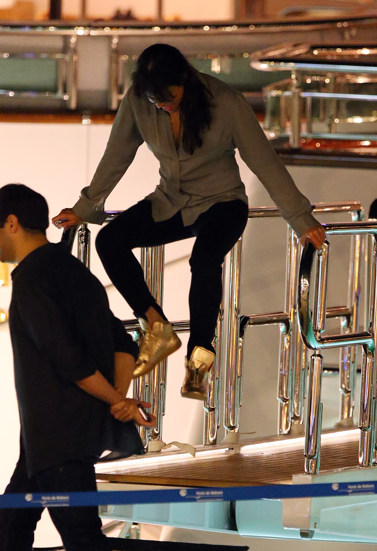 Queremos creer que todo esto lo hizo porque estaba eufórica y no bajo el efecto de alguna bebida.