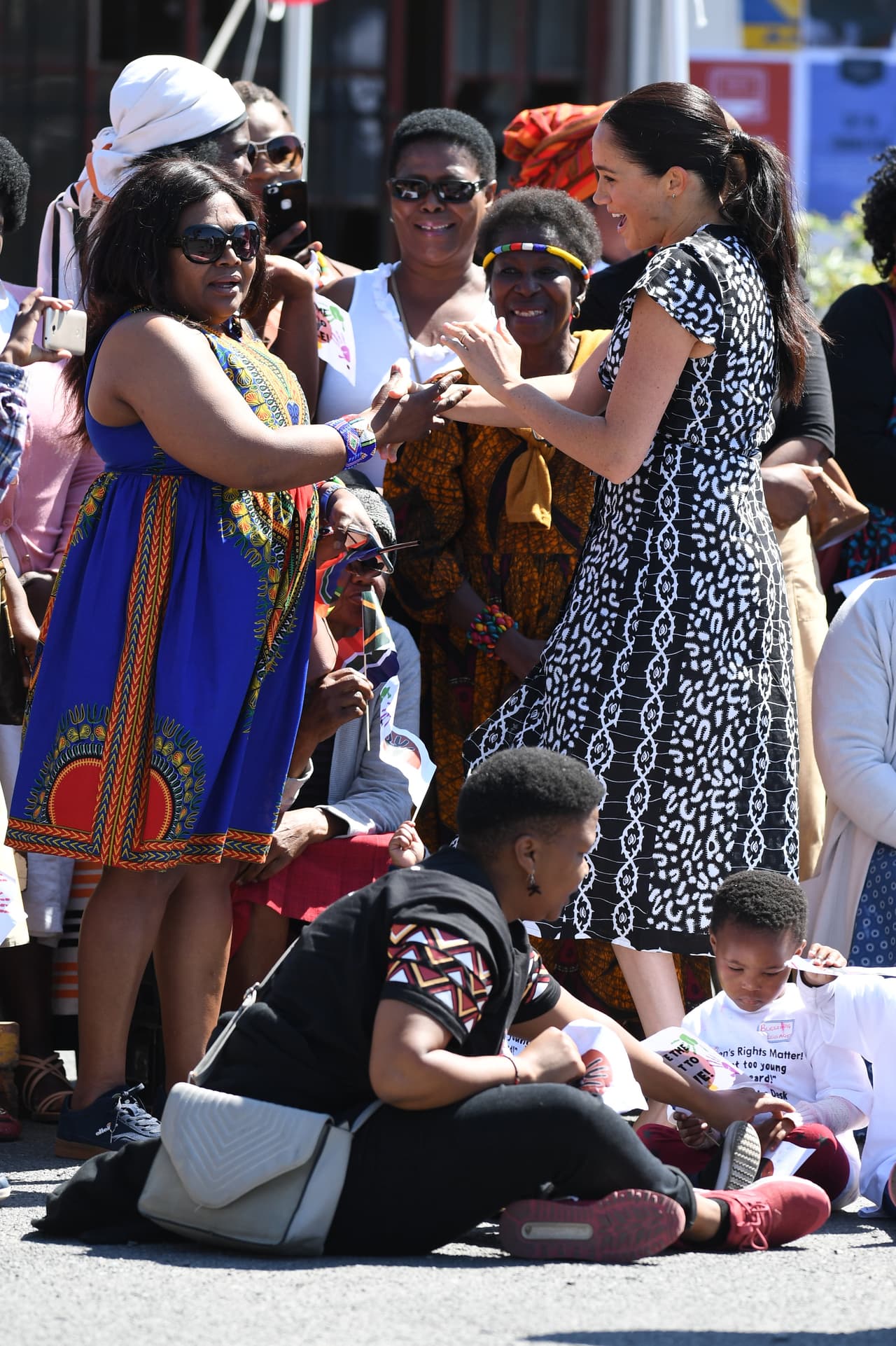 "El duque y la duquesa 
<b><a href="https://www.univision.com/entretenimiento/el-principe-harry-y-meghan-markle-recibieron-los-primeros-tiernos-regalos-para-su-bebe-frente-a-camaras-video" target="_blank">fueron inundados con regalos para el bebé Archie</a></b> de organizaciones y el público en general. Estaban increíblemente agradecidos, pero solo un bebé no puede usar tanta ropa y ¡está creciendo rápidamente!", dijo una fuente a Daily Mail.