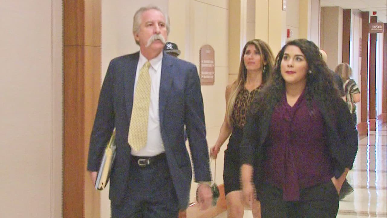 Alexandria Vera llegó a un acuerdo con la fiscalía y se declaró culpable del delito de abuso sexual agravado el pasado 16 de noviembre. La acusada llegó al tribunal en compañía de su abogado y de su madre.