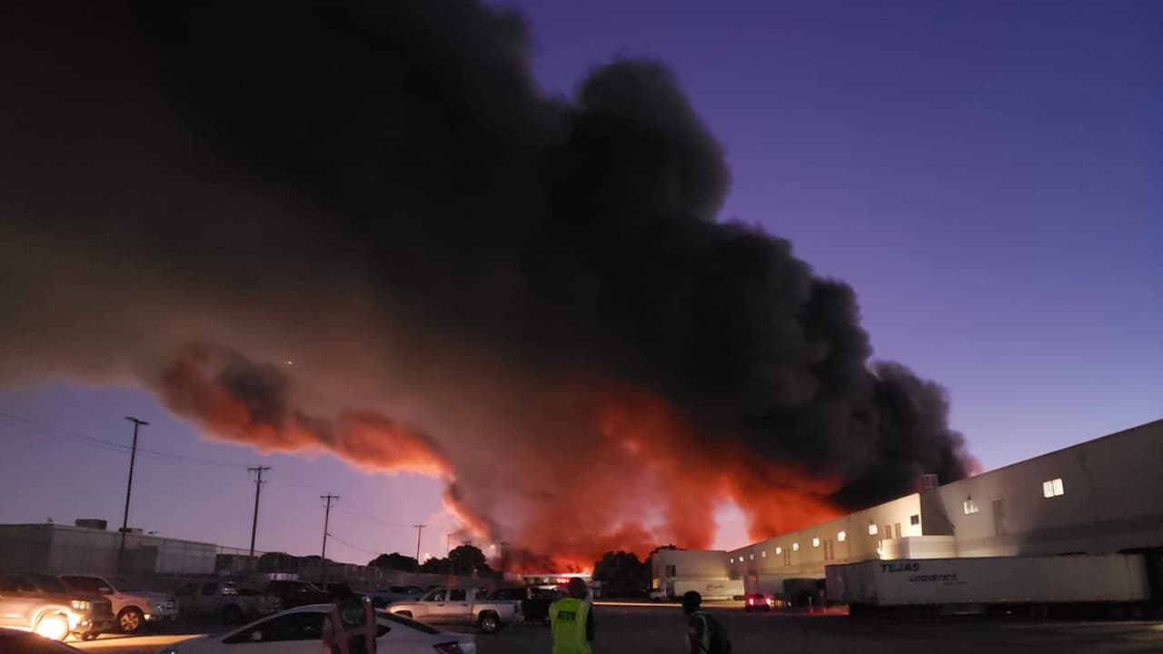 De acuerdo a Bill Murphy, subjefe del Departamento de Bomberos de Grand Prairie, el incendio se registró cuando una línea eléctrica cayó sobre un área de almacenamiento que contenía láminas de plástico.