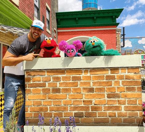 Muy sonriente desde la nueva área de Sesame Street en SeaWord Orlando, nuestro chef Yisus agradeció a sus nuevos amigos por un día muy feliz junto a las mujeres que más ama.