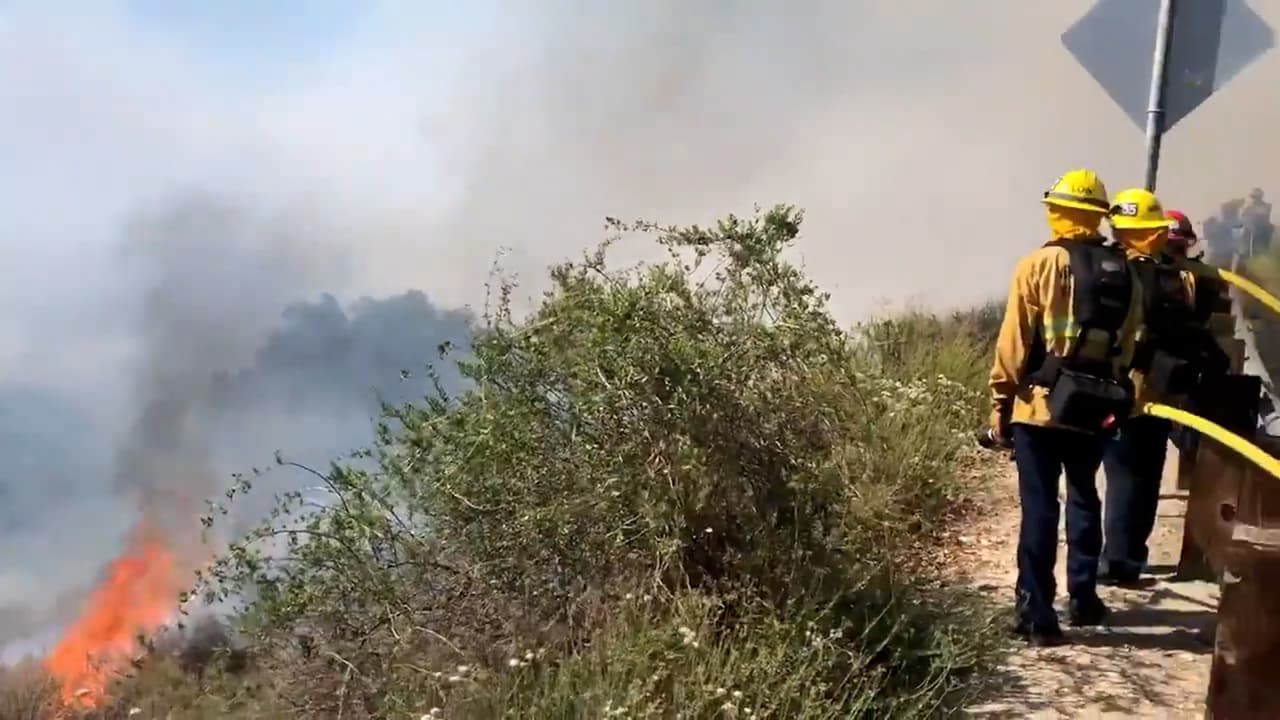 Ordenan evacuaciones por incendio de rápida propagación en Thousand Oaks