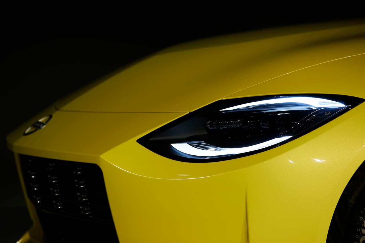 El diseño de los faros delanteros usa como inspiración los del 240ZG de los 70’s. Un modelo que sólo fue comercializado en Japón. Este llevaba un cobertor tipo burbuja sobre los faros, dando el efecto visual único a través de los reflejos de las luces sobre los cobertores. Una característica muy particular que aprovecharon para el Z Proto, instalando dos medios círculos en LED.
<br>