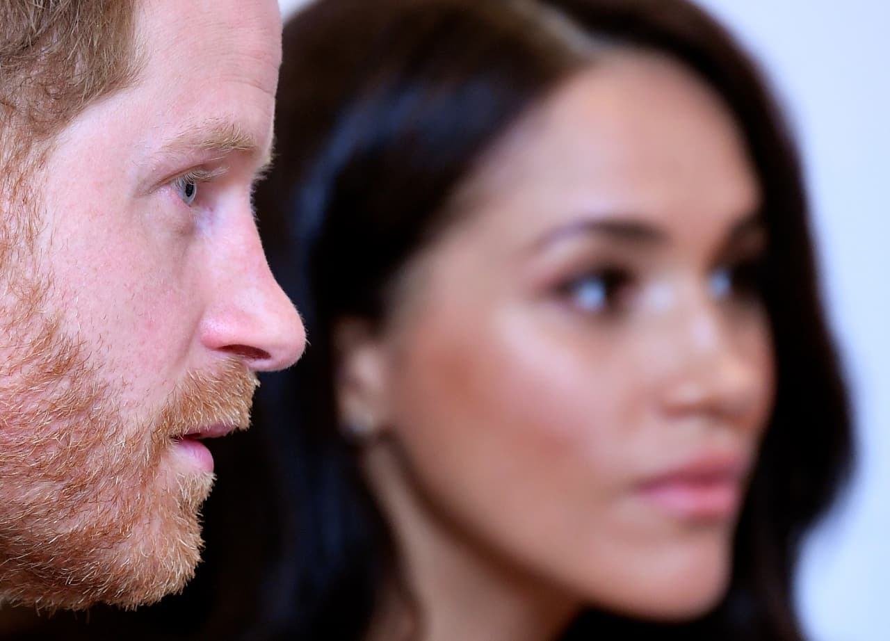 De acuerdo con la misma fuente, 
<b><a href="https://www.univision.com/famosos/meghan-markle-alento-al-principe-harry-a-hablar-publicamente-sobre-la-lucha-personal-que-enfrenta-por-la-muerte-de-su-madre-la-princesa-diana-fotos" target="_blank">Meghan Markle</a></b> no acompañó al príncipe en este viaje, pero él demostró que la tiene siempre presente.
