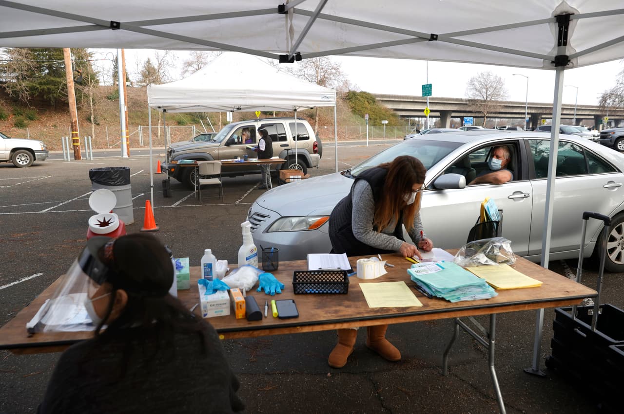 El evento fue organizado por las autoridades de salud del condado en colaboración con la cadena Safeway, que será uno de los socios para ampliar la campaña de vacunación.