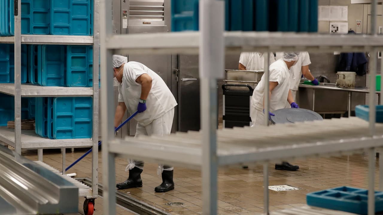 Un jurado determinó que The GEO Group, la empresa que administra el centro de detención de inmigrantes en Tacoma, tendrá que pagar más de 17 millones de dólares por poner a trabajar a migrantes arrestados por un pago de un dólar por día. "Esta corporación multimillonaria explotó ilegalmente a las personas que detiene para llenar sus propios bolsillos", dijo el fiscal general del estado de Washington, Bob Ferguson. 
<b><a href="https://www.univision.com/noticias" target="_blank">Más noticias aquí. </a></b>