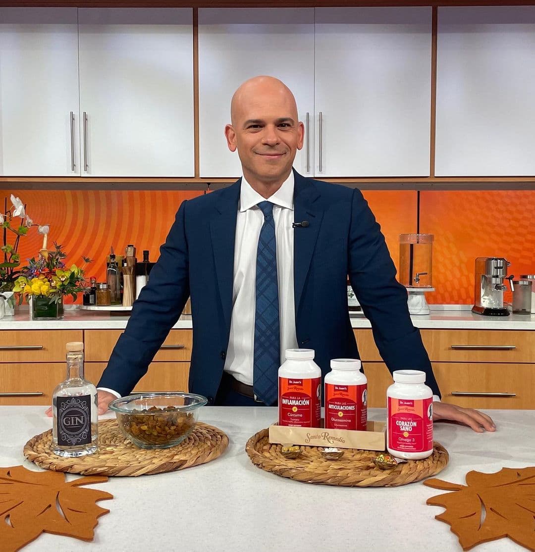 En sus
<a href="https://www.univision.com/shows/despierta-america/cuales-son-los-beneficios-del-te-o-agua-de-flor-de-jamaica-dr-juan-nos-dice-como-se-debe-tomar-video">Santos Remedios</a>, nuestro corresponsal médico nos dice los usos de la flor de jamaica, o también cómo hacer para olvidarnos de los dolores de articulaciones.