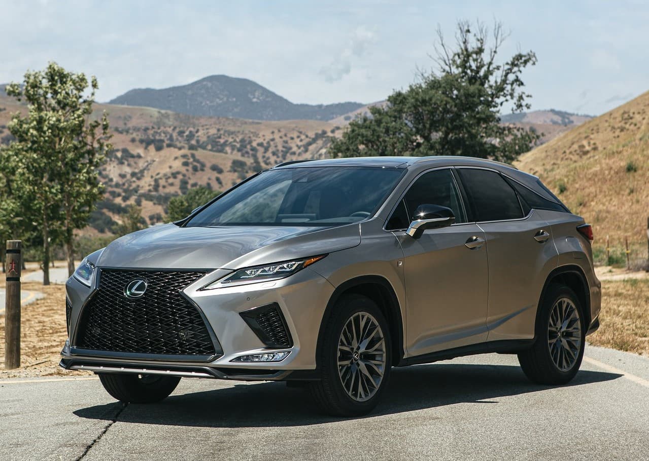 <h3 class="cms-H3-H3"><b>2do. lugar en el segmento de las SUV medianas de lujo</b></h3>
<br>
<br>
<u><b>Lexus RX 350</b></u>
<br>
<br>
<b>Puntaje general: </b>8.4 de 10
<br>
<b>Calificación de seguridad promedio de la NHTSA: </b>4.5 de 5.0