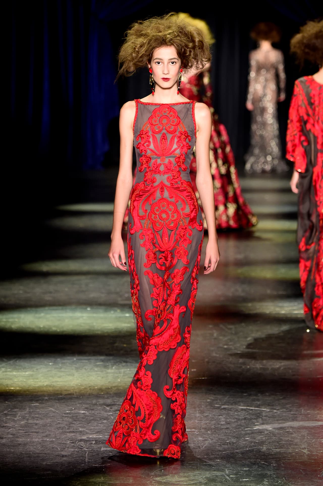 Este estilizado vestido de Naeem Khan Fall, con su fondo traslúcido, le daría un toque imperial la estilizada figura de la cantaora, cuyas curvas se verían acentuadas por la estratégica colocación de las aplicaciones tipo damasco de terciopelo rojo.
<br>