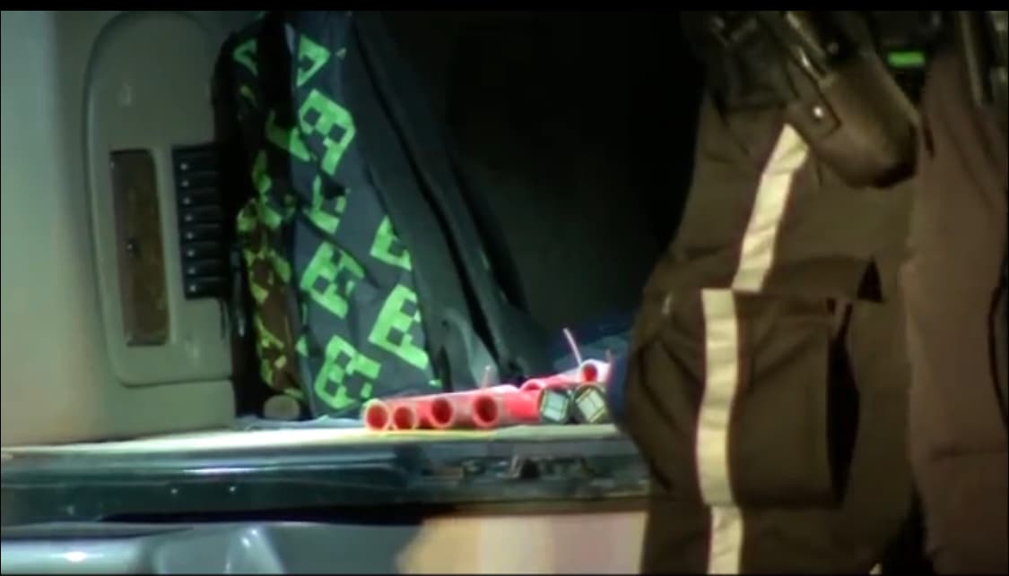 <br>Respondieron a un informe de una camioneta que transportaba materiales peligrosos y explosivos. Cuando llegaron, los investigadores encontraron tanques de propano y antorchas.
<br>
<br>Nadie estaba en esa camioneta en ese momento y no se han realizado arrestos.