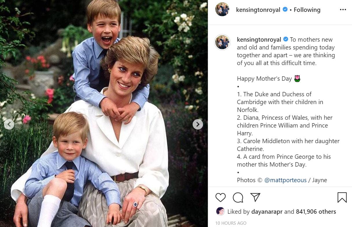 En otra foto, los Cambridge rindieron 
<b><a href="https://www.univision.com/famosos/el-principe-william-y-kate-middleton-conocieron-a-una-diana-en-pakistan-que-se-llama-asi-por-lady-di-fotos" target="_blank">homenaje a Lady Diana</a></b>, madre del príncipe William y su hermano Harry. Pero sus fans notaron que en la publicación no hubo referencia a otras dos destacadas madres de la familia real: la reina Isabel y Meghan Markle. 
<br>