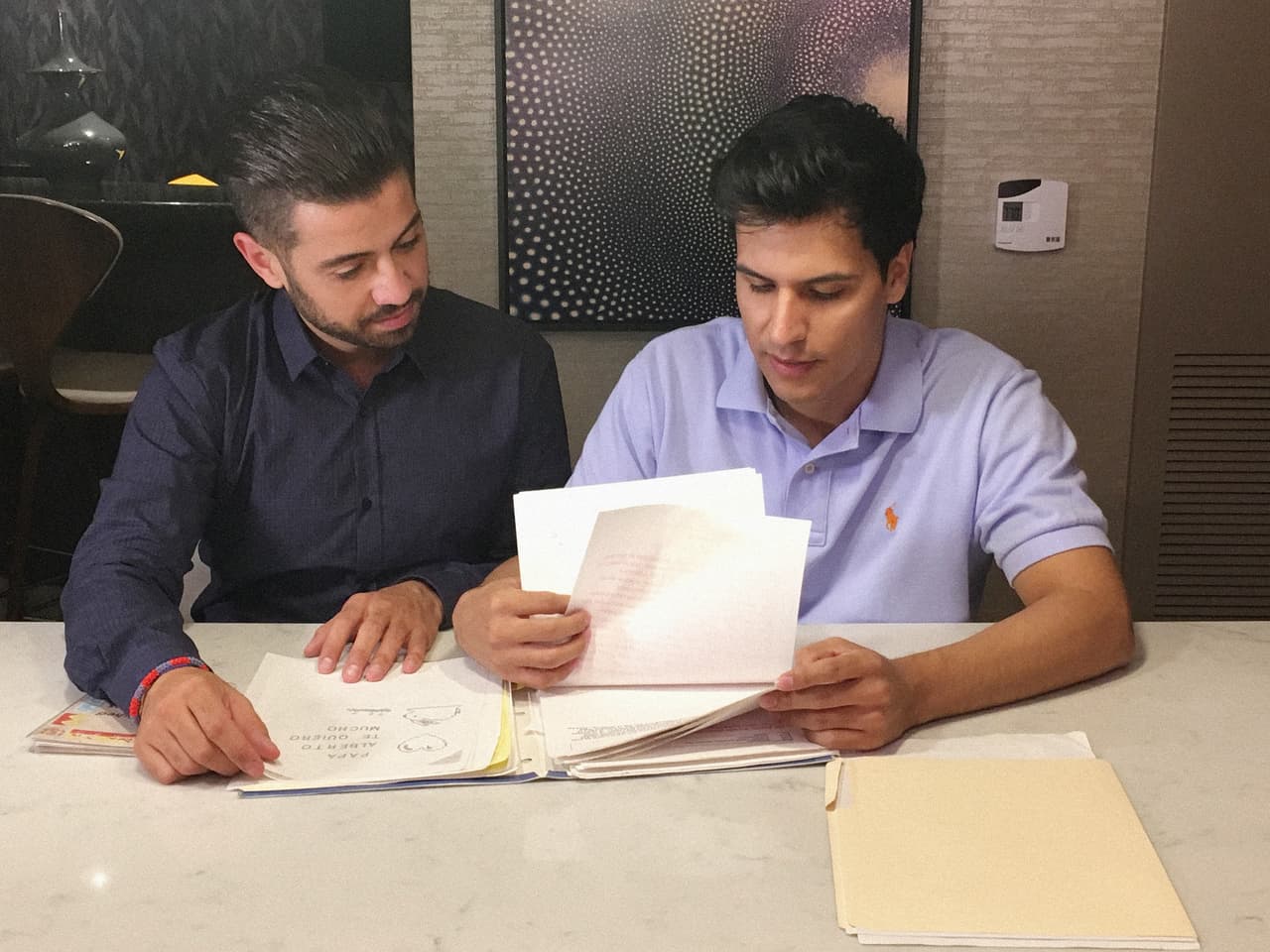 Luis Alberto mostró a Borja Voces los documentos que acreditan su relación con Juan Gabriel.