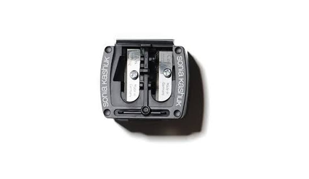 11. DUAL HOLE COSMETIC PENCIL SHARPENER, Sonia Kashuk, Target, $4.99 dólares| Las puntas de tus cosméticos en lápiz quedan como nuevas gracias a este sacapuntas. Sus dos orificios son perfectos para afinar los lápices delgados y también los más gruesos.