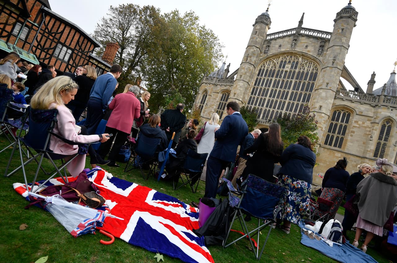 A las afueras del castillo de Windsor había espacio para que la gente pudiera moverse en libertad. Temprano este viernes no se ofreció un estimado de la cantidad de personas que se aglomeraron en los alrededores para ver la boda.