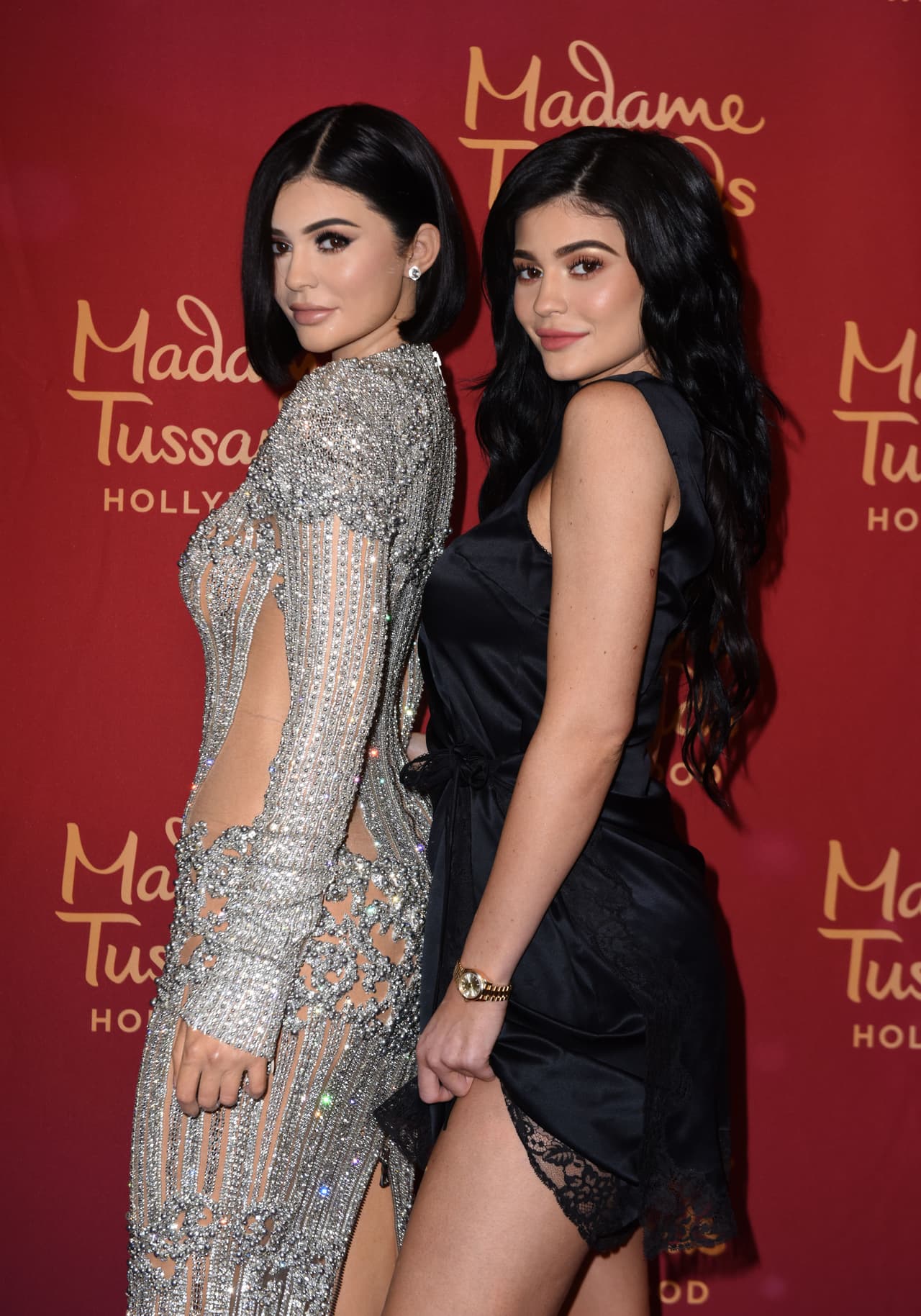Y aquí está de nuevo. Pero la que lleva el vestido Balmain no es en esta ocasión Kylie Jenner, sino su muñeca de cera.