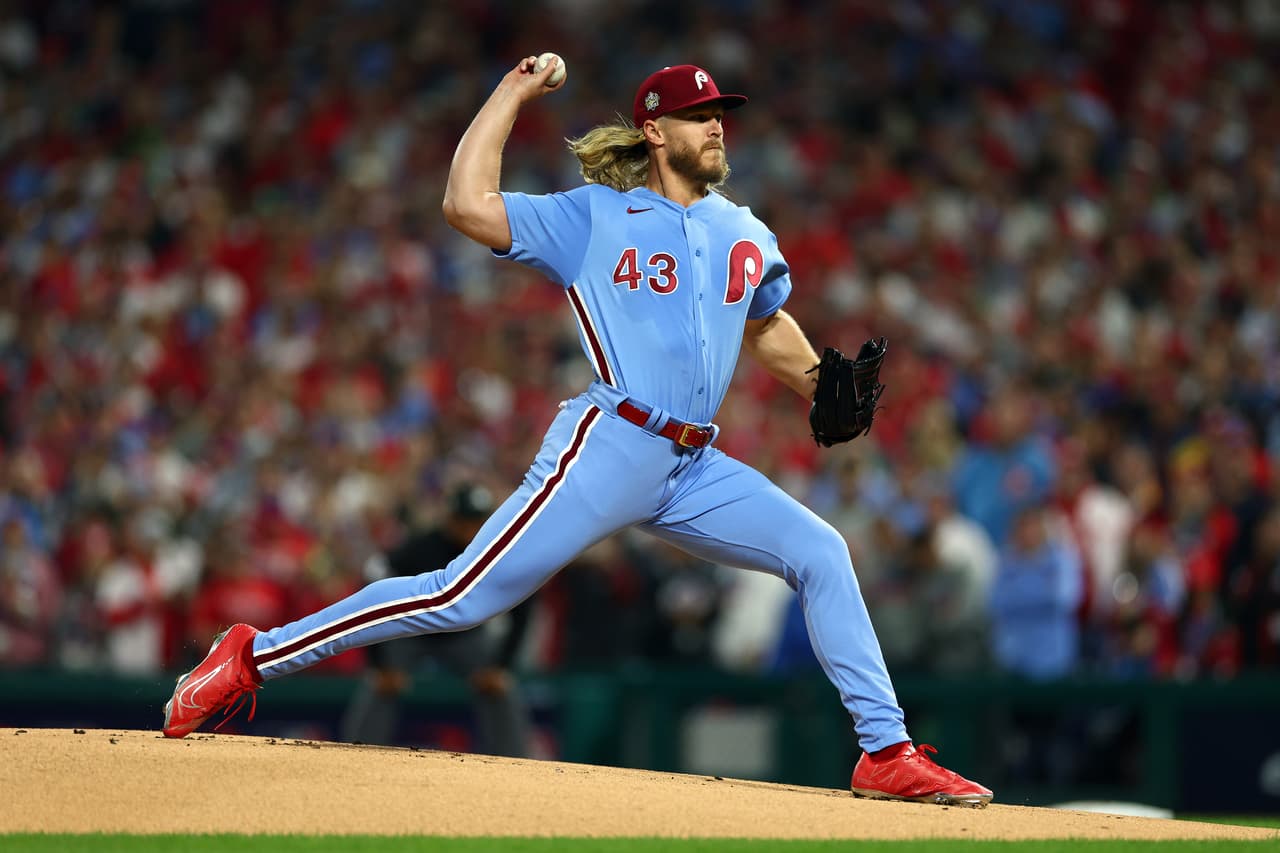Noah Syndergaard #43 de los Phillies de Filadelfia hace un lanzamiento contra los Astros de Houston durante la primera entrada del Juego Cinco de la Serie Mundial 2022.