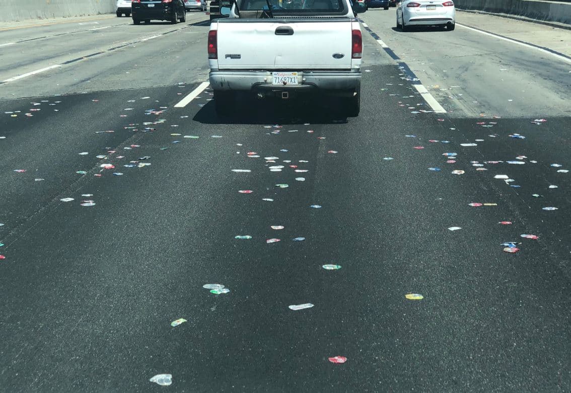 Residentes intentan descifrar por qué aparecieron miles de latas en una carretera del Área de la Bahía