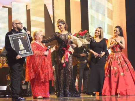 Y este fue el momento emotivo de la noche, Paquita, homenajeada por la gente de Los 'Premios de la Radio', teniendo como testigos a Ana Bárbara, 'Chiquis' Rivera y Edith Márquez.