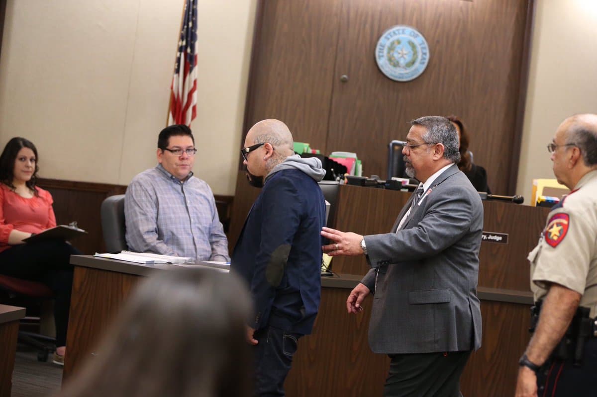 <b><a href="http://www.univision.com/musica/regional-mexicano/ab-quintanilla-es-arrestado-y-enviado-a-prision-para-que-piense-en-los-derechos-de-su-hijo">A.B. Quintanilla fue detenido</a></b> el miércoles 16 de agosto por desobedecer una orden del tribunal que le obligaba a pagar la manutención de uno de sus ocho hijos.