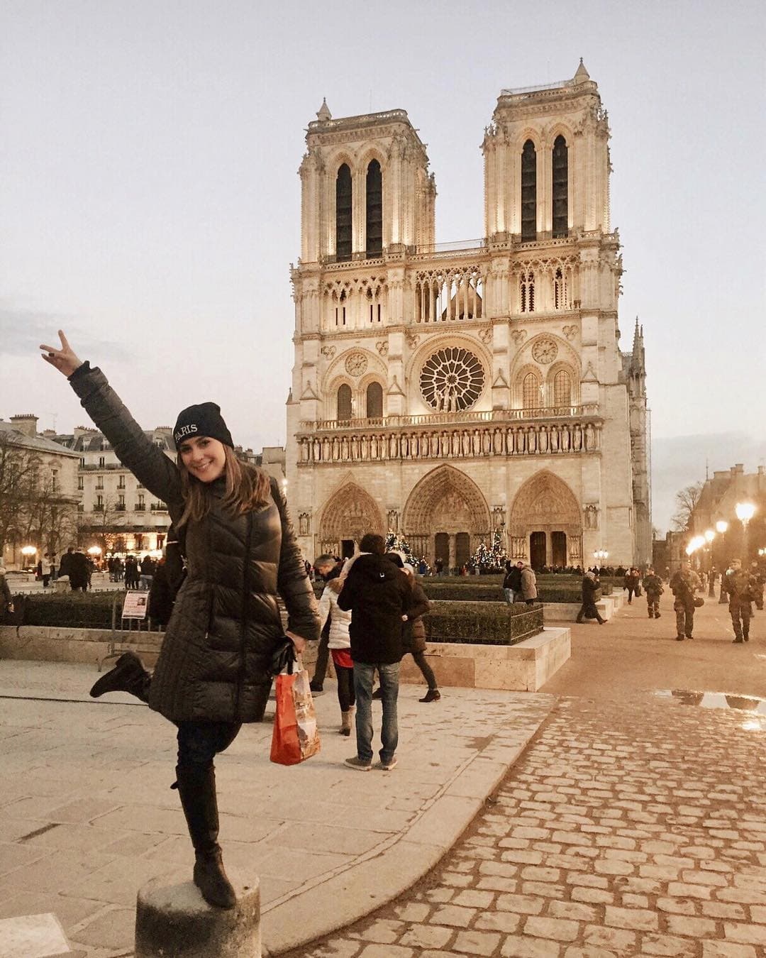 Años atrás, Jessi también visitó París y se tomó una fotografía junto a la catedral de Notre Dame, monumento popular de la capital francesa que hace uno meses se incendió y que actualmente se encuentra en reparación.
<br>