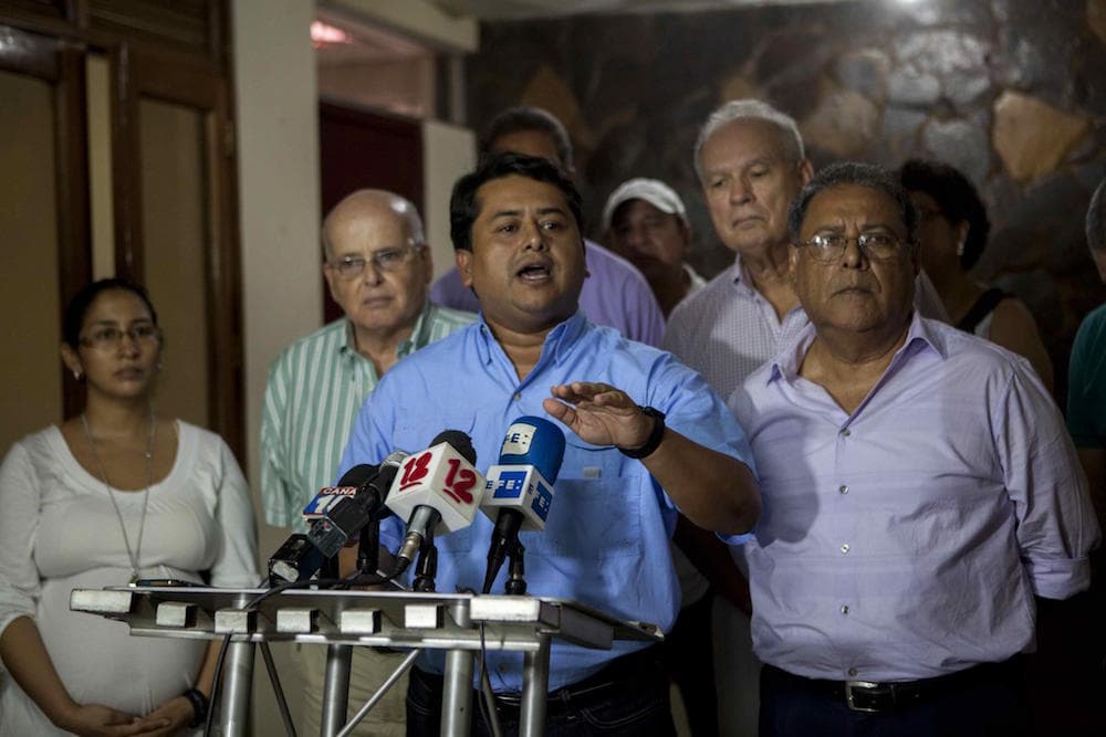 El diputado Wilber Lopez (c) de la bancada del Partido Liberal Independiente (PLI), habla junto a los diputados destituidos de la Asamblea Nacional de Nicaragua Corina Leyva (i), Alberto Lacayo (2i), Pedro Joaquín Chamorro (2d) y Enrique Saenz
