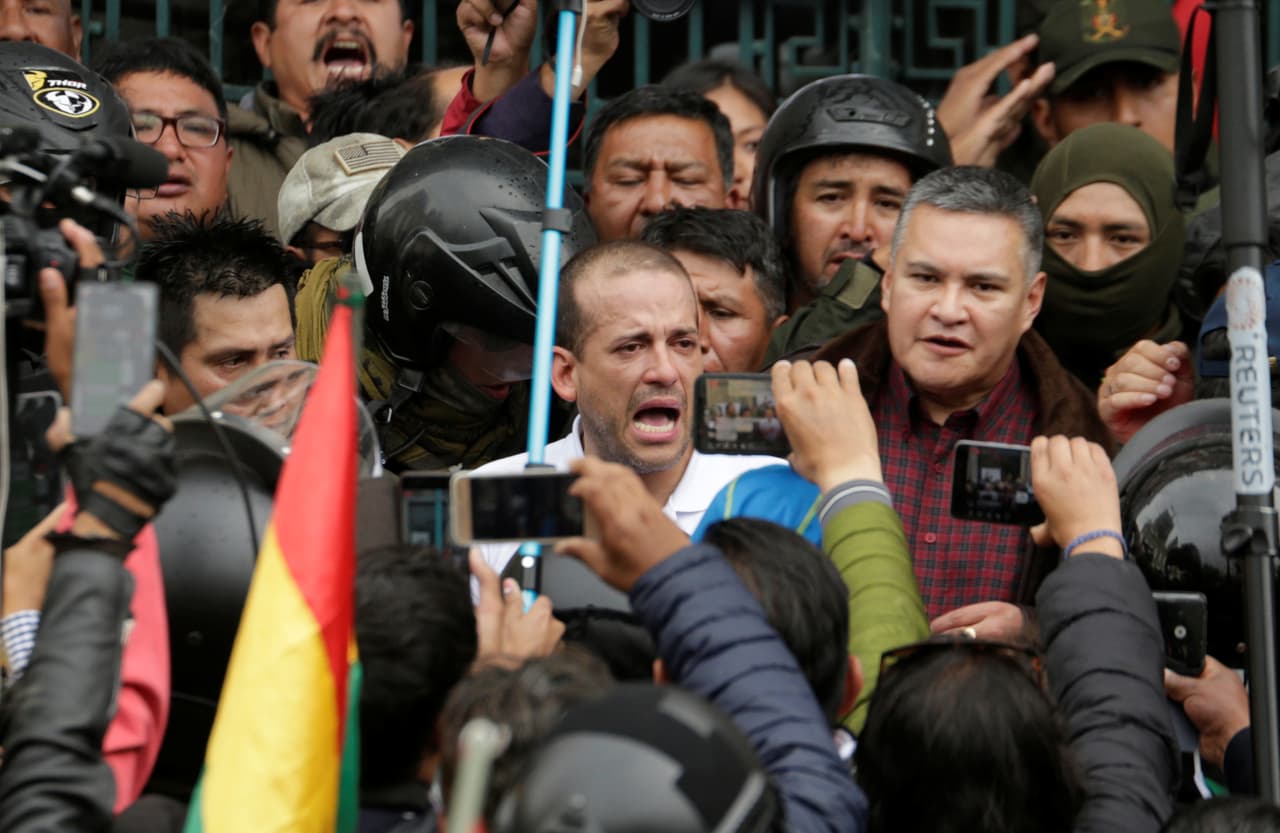 Este domingo, tanto Camacho como Mesa rechazaron el llamado a nuevos comicios de Morales y nuevamente le exigieron que dejara el cargo. 
<b>"El informe de la OEA nos ha demostrado que existió un fraude y además que el mismo estuvo a cargo del (partido oficialista) MAS, cuyo principal líder es Evo Morales, por lo tanto el señor Evo Morales ha fracturado el orden constitucional y debe renunciar"</b>, dijo Camacho durante el día.