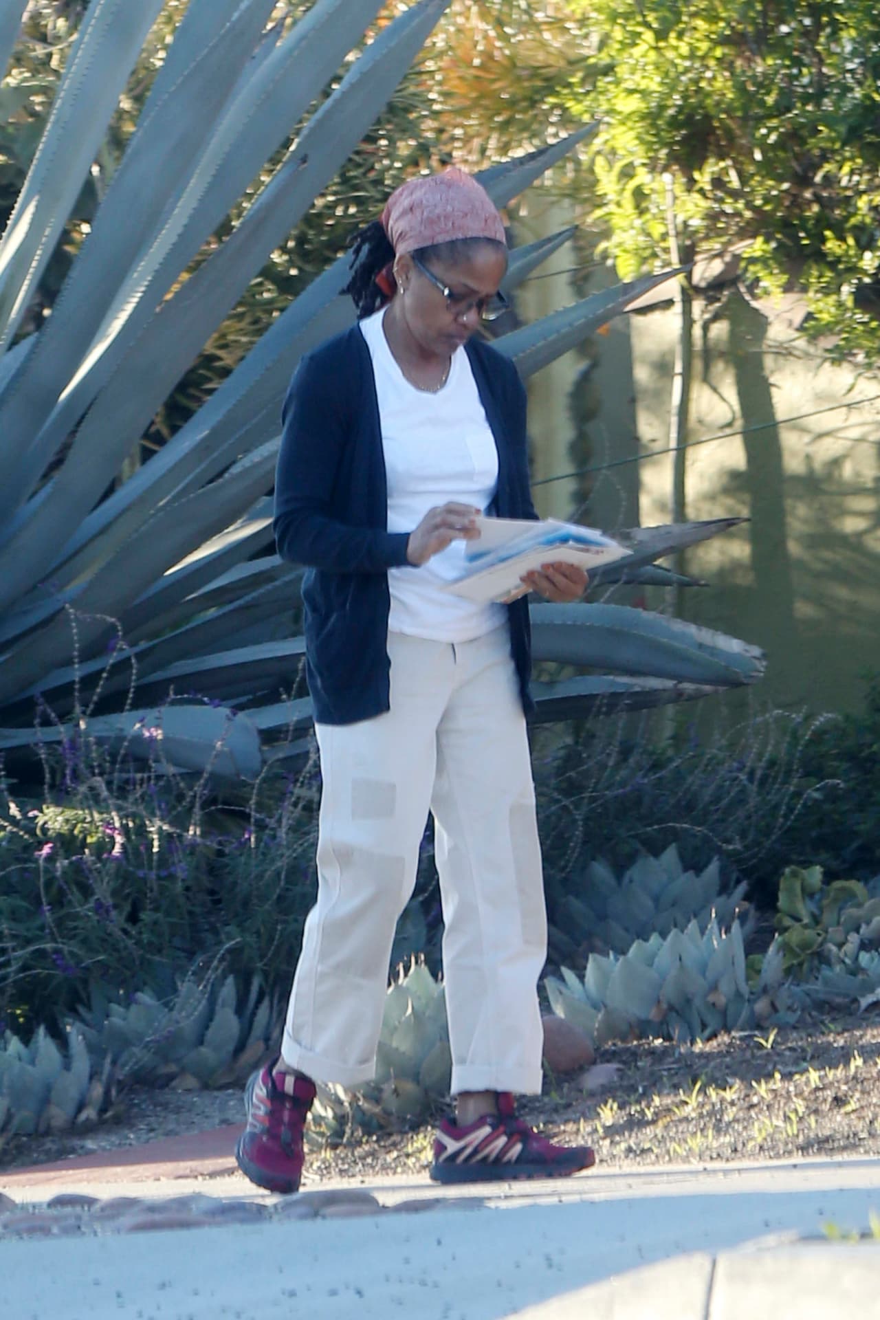 Doria Ragland fue captada a las afueras de su casa en Los Ángeles recogiendo el correo postal el día de Navidad, fecha que según The Grosby Group pasó sola.
<br>