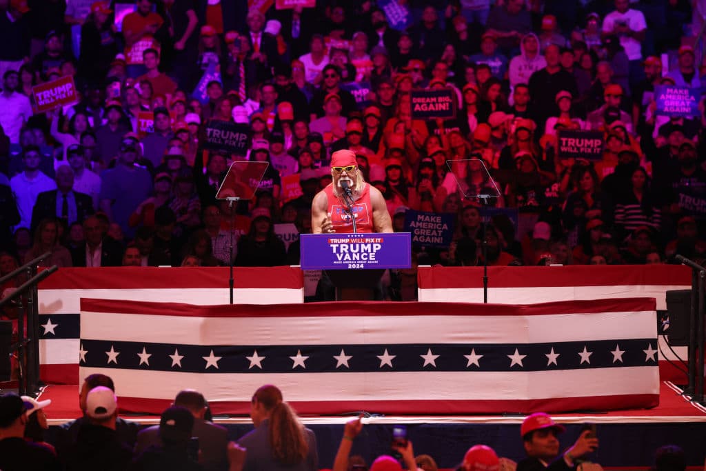 Su intervención, aunque polémica, resonó con el fervor del público neoyorquino, recordando sus 
<b>días como héroe de la WWF.</b>