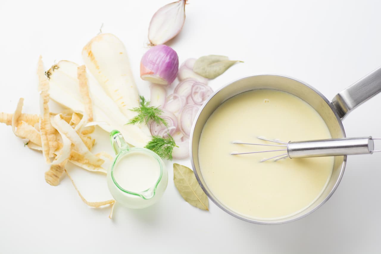 Salsa de vino blanco. Esta salsa de vino le dará un gran sabor a tus carnes y además es muy fácil de preparar, los ingredientes que necesitas son: 1 taza de salchichas picadas, 1 cucharada de harina, 1/4 taza de vino blanco, 3/4 taza de leche, sal y pimienta al gusto.