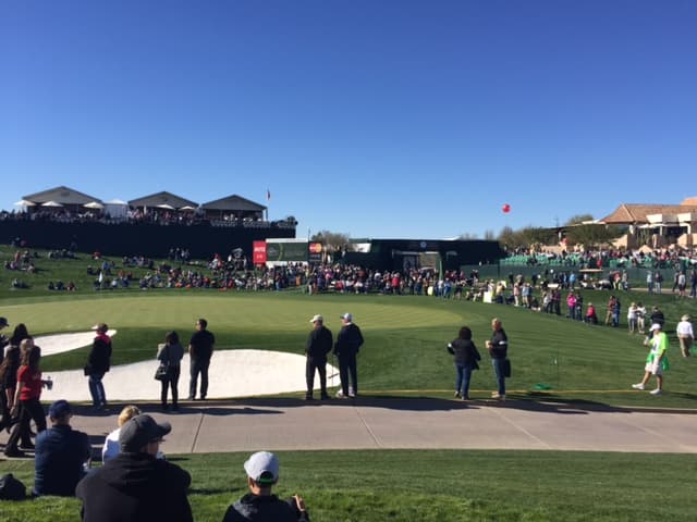 Miles de fanáticos disfrutan de los mejores jugadores de golf, y de mucho entretenimiento en el Phoenix Open.
