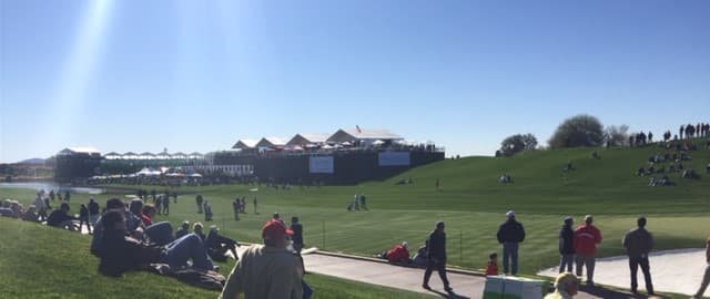 Miles de fanáticos disfrutan de los mejores jugadores de golf, y de mucho entretenimiento en el Phoenix Open.