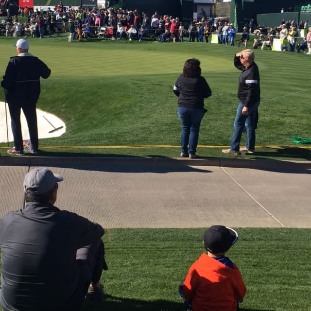 Miles de fanáticos disfrutan de los mejores jugadores de golf, y de mucho entretenimiento en el Phoenix Open.