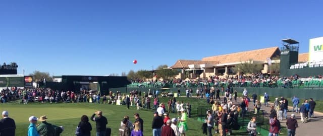 Miles de fanáticos disfrutan de los mejores jugadores de golf, y de mucho entretenimiento en el Phoenix Open.
