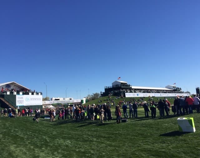 Miles de fanáticos disfrutan de los mejores jugadores de golf, y de mucho entretenimiento en el Phoenix Open.