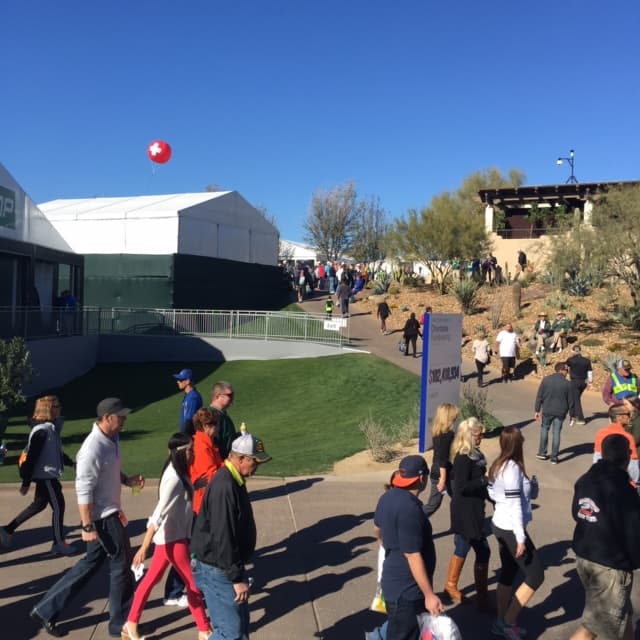 Miles de fanáticos disfrutan de los mejores jugadores de golf, y de mucho entretenimiento en el Phoenix Open.