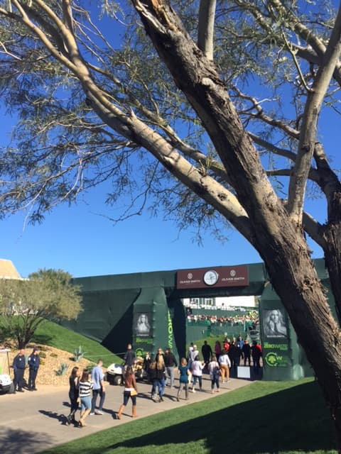 Miles de fanáticos disfrutan de los mejores jugadores de golf, y de mucho entretenimiento en el Phoenix Open.
