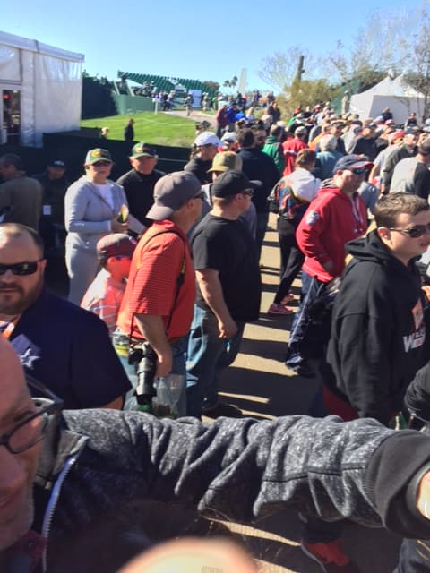 Miles de fanáticos disfrutan de los mejores jugadores de golf, y de mucho entretenimiento en el Phoenix Open.